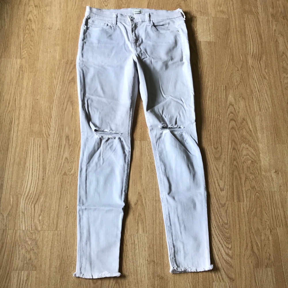 White distressed jeans